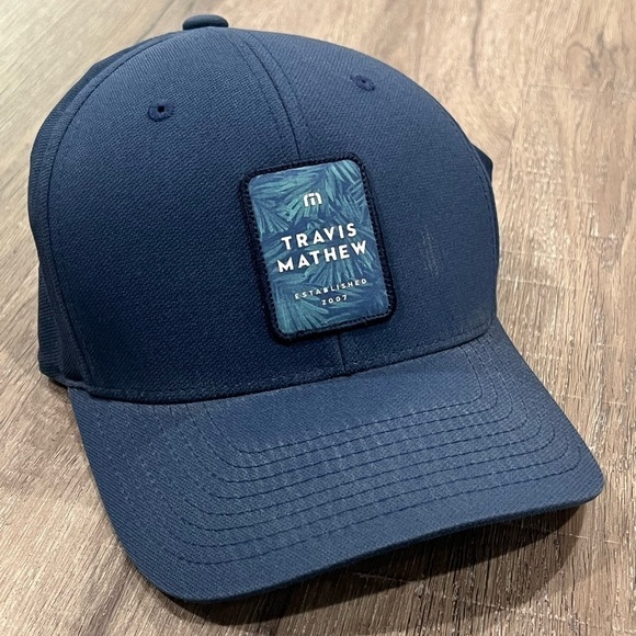 Travis Mathew Flex Fit Large/XL Navy Embroidered Latch Logo Golf Hat - Picture 1 of 6